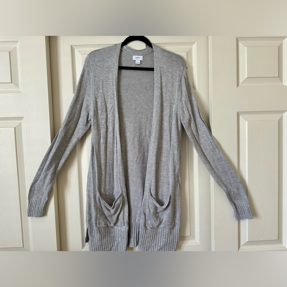 Long knit cardigan. Gray color with pockets. Size large. Old Navy.